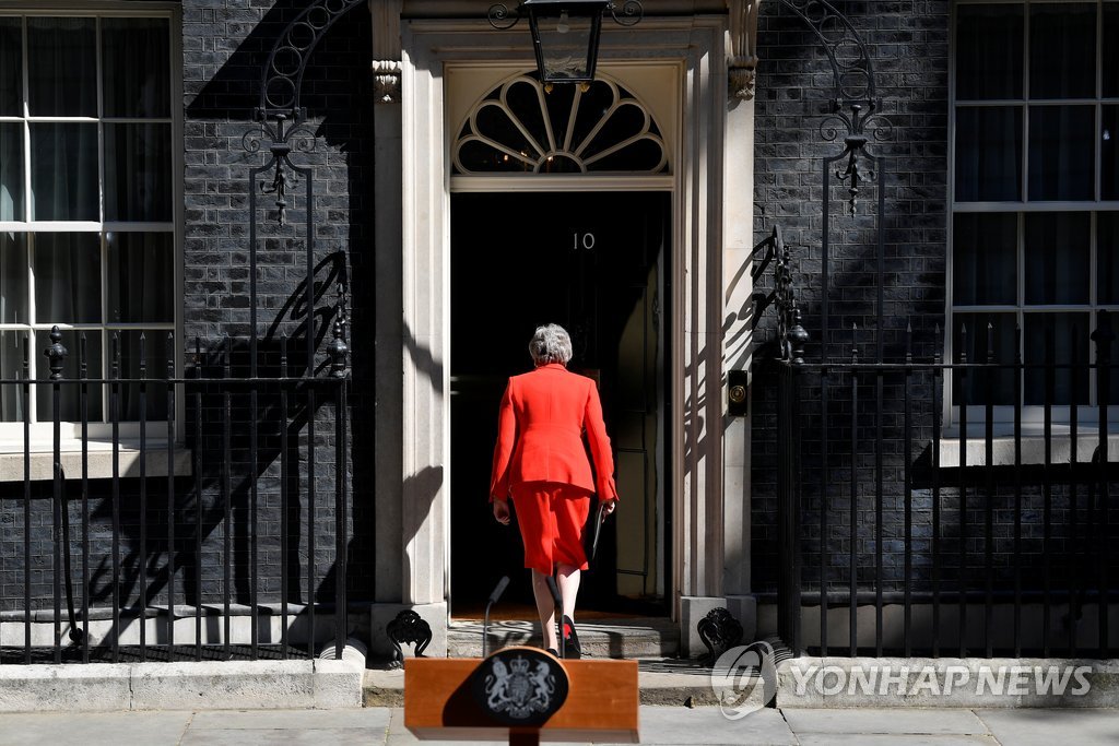 '사퇴 발표' 후 메이 영국 총리의 뒷모습