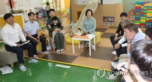 육아 아빠들의 이야기 듣는 김정숙 여사