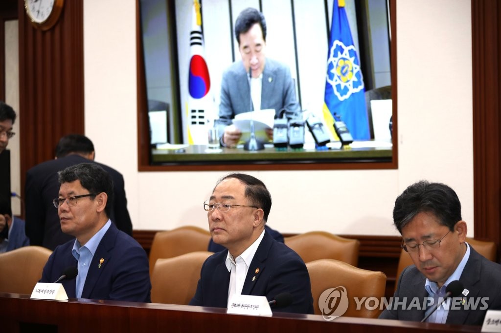 홍남기 경제부총리 겸 기재부 장관(가운데)