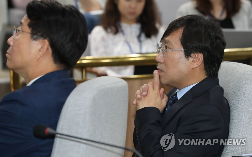 당원게시판 시연 지켜보는 양정철