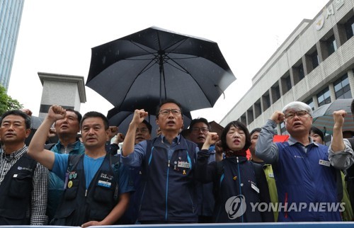 경찰 출석 전 구호 외치는 김명환 위원장