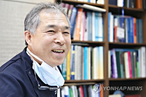 밝게 웃는 김형태 치과의원 대표원장