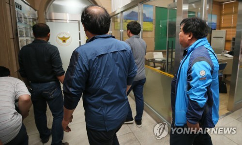 경찰 항의방문하는 지역주민들