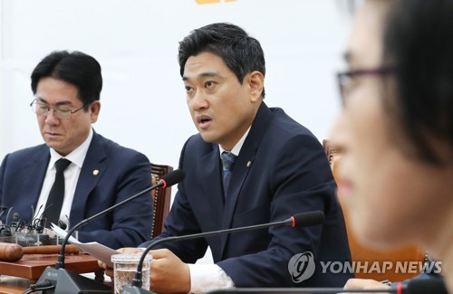 원내대책회의에서 발언하는 오신환