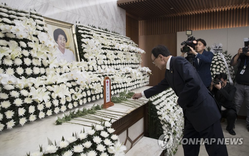 이희호 여사 빈소에 헌화하는 이해찬 대표