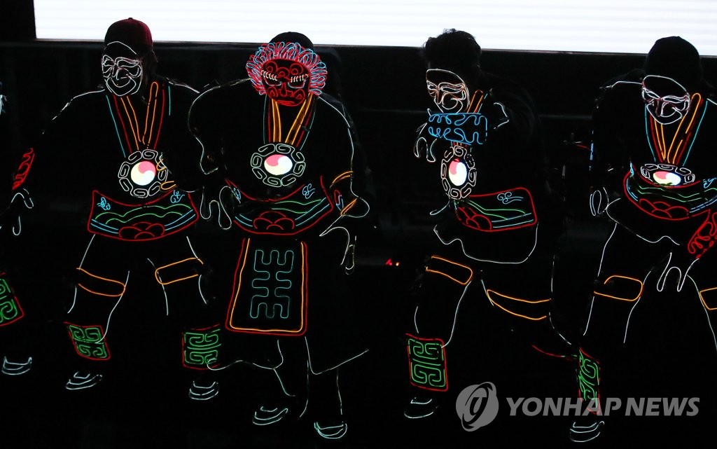 LED조명으로 빛나는 춤사위