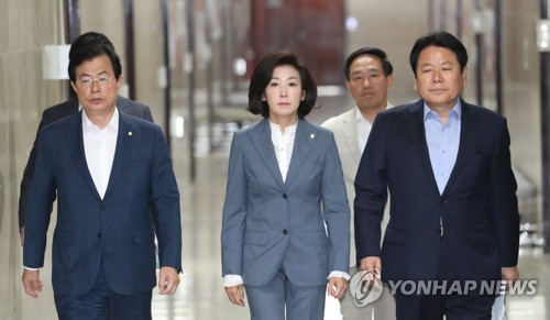 연석회의 들어서는 나경원 원내대표