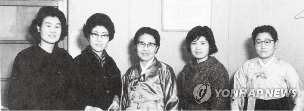 이희호 여사와 여성문제연구회원들
