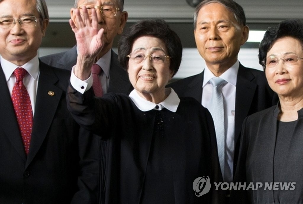 2015년 방북한 이희호 여사…의료 물품 전달