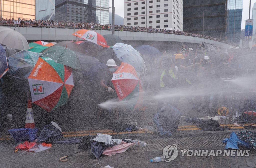 경찰 물대포를 맞고 있는 홍콩 시위대