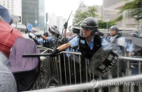시위대와 바로 앞에서 충돌하는 홍콩 경찰