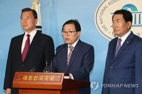 (서울=연합뉴스) 하사헌 기자 = 이채익 간사 등 국회 행정안전위원회 소속 자유한국당 의원들이 13일 오후 국회 정론관에서 기자회견을 열고 방송인 김제동 씨의 고액 강연료 논란과 관련해 지방자치단체의 특혜성 고액 강연 실태를 전수조사하겠다고 밝히고 있다. 왼쪽부터 홍문표 의원, 이채익 의원, 안상수 의원. 2019.6.13 toadboy@yna.co.kr
