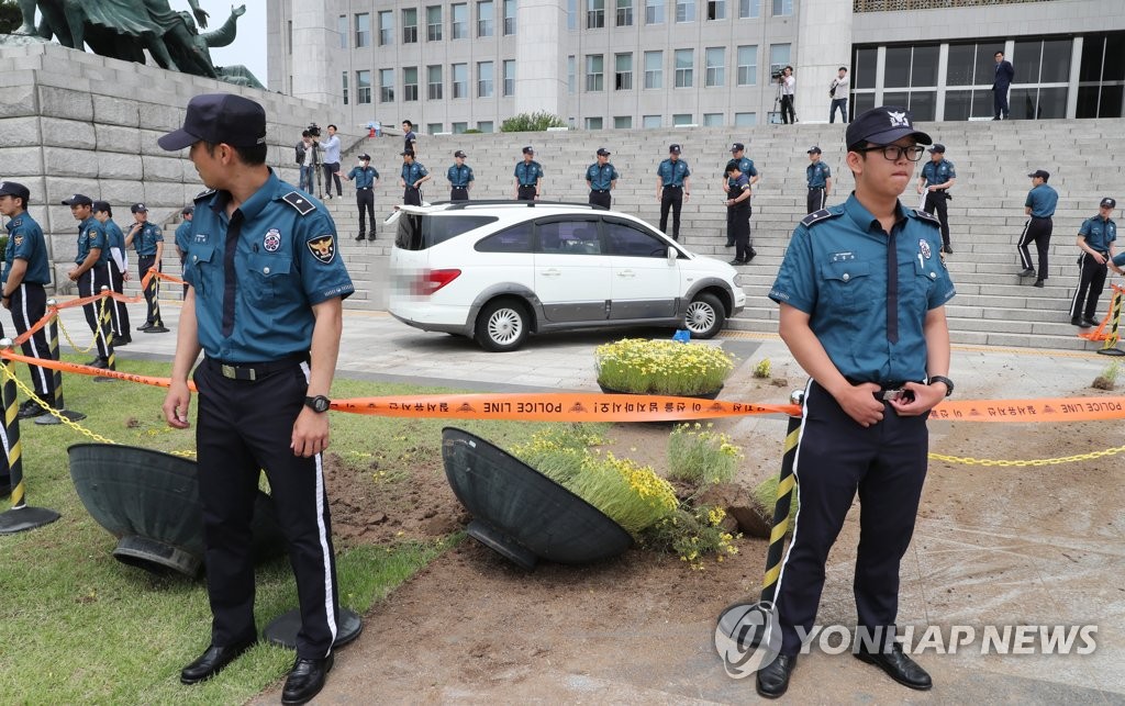 국회 본청 앞 계단으로 차량 돌진