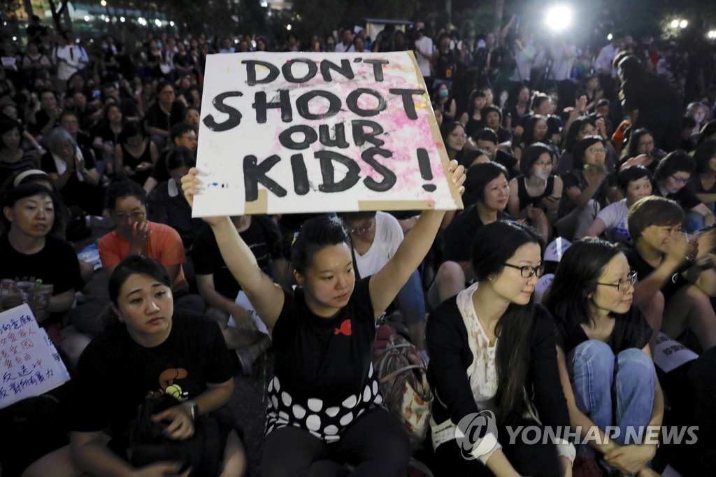 시위 동참한 홍콩 어머니들 "우리 아이를 쏘지 마라"