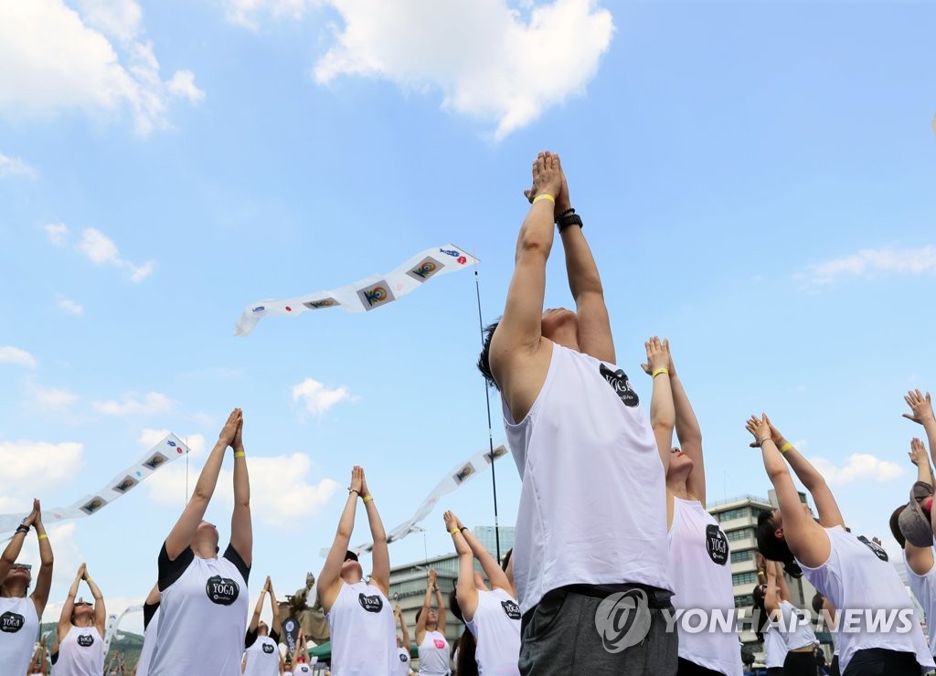 맑은 서울 하늘 아래 요가