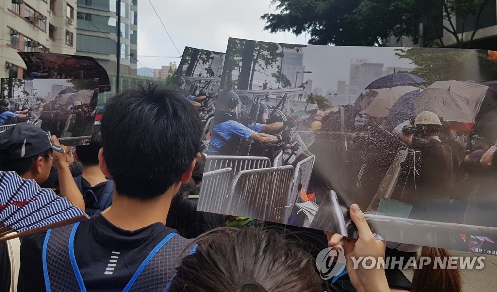 '경찰 강경진압 규탄' 하며 행진하는 홍콩 시민들