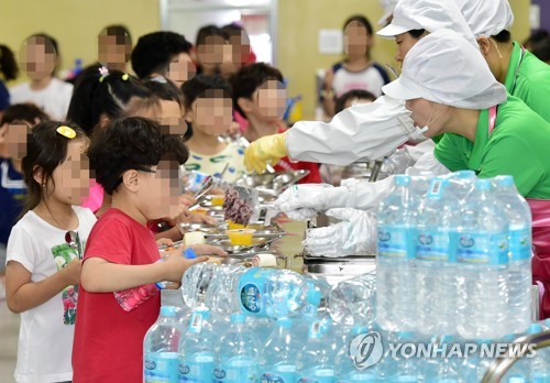 "생수도 꼭 챙겨서 배식받아라"