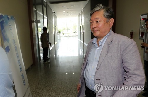 회의장 입장하는 이태호 위원장