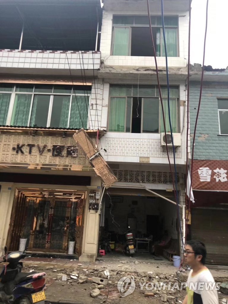 中 쓰촨성 지진 파손 건물과 잔해