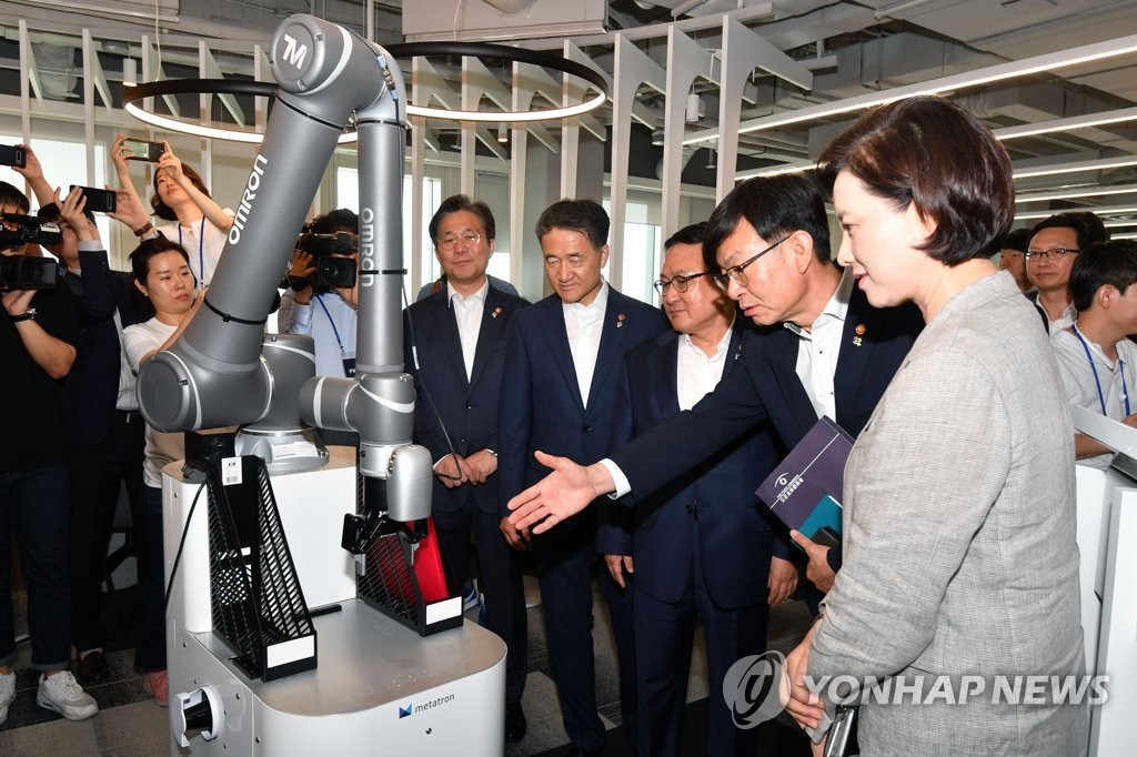 5G 스마트오피스 체험하는 장관들