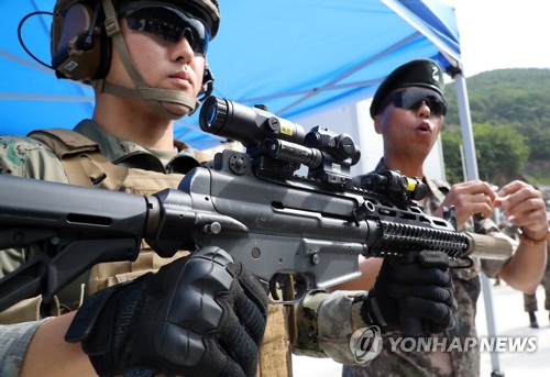 워리어플랫폼 소개하는 군 관계자