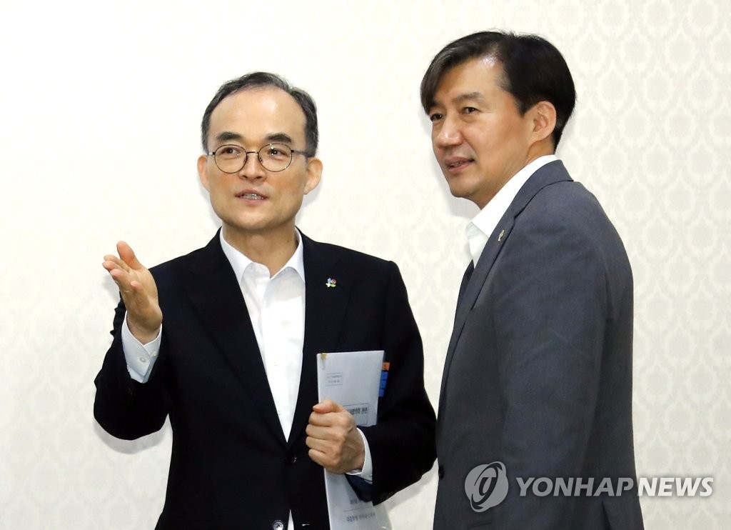 얘기 나누는 문무일 검찰총장과 조국 민정수석