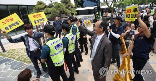 보훈단체들 '김원봉-백선엽 공방'…광복회관 앞 찬반집회