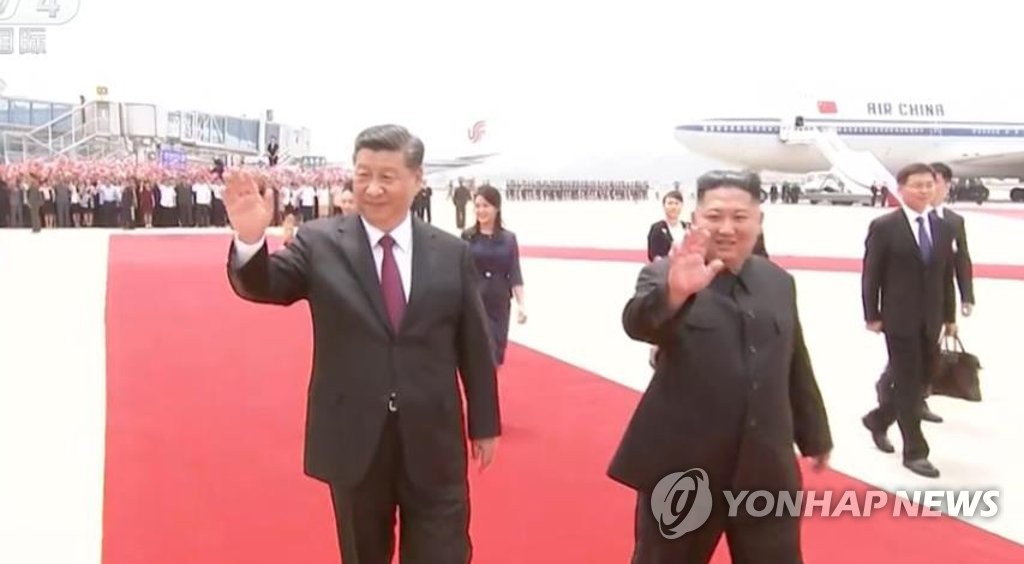 환영 인파에 인사하는 시진핑 주석과 김정은 국무위원장