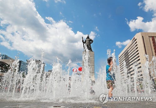 푸른 하늘 아래 물놀이