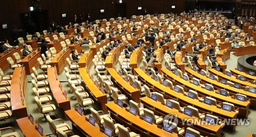 한국당 본회의 참석 기다리는 의원들