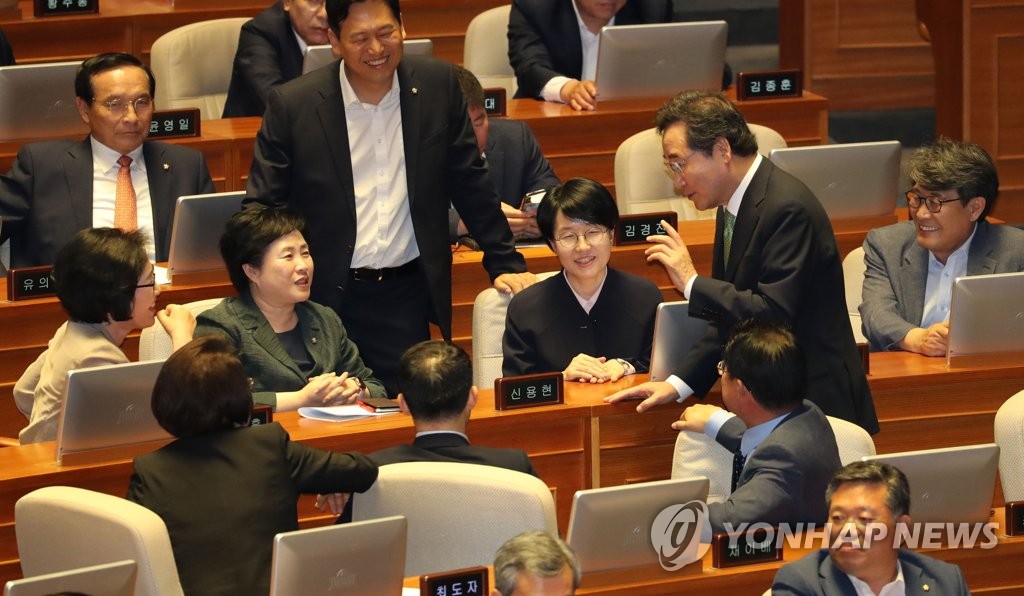 의원들과 이야기하는 이낙연 총리