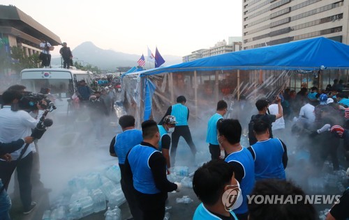 소화기 분말 속 천막 철거 집행