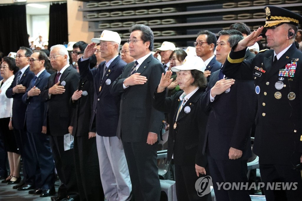 '6·25전쟁 69주년' 국기에 경례하는 이낙연 총리