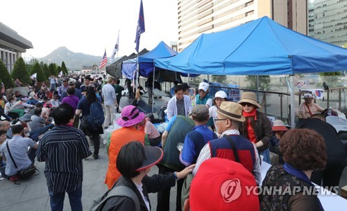다시 설치된 농성 천막