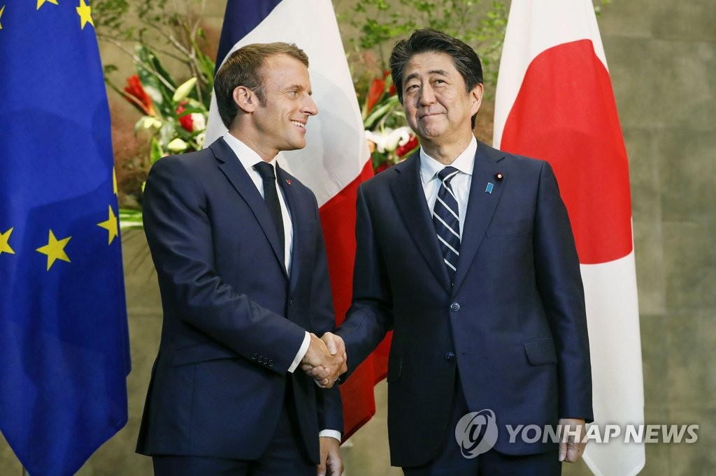 정상회담 후 악수 나누는 일본-프랑스 정상