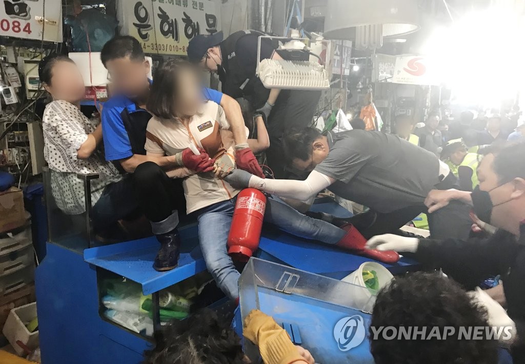 구 노량진수산시장 7차 명도집행...상인과 충돌