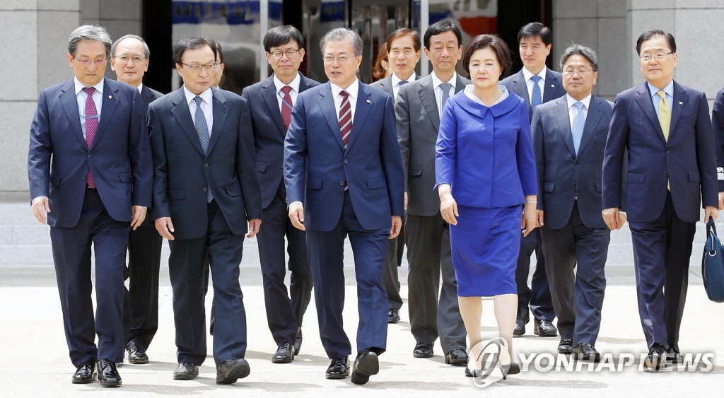 이동하는 문 대통령 환송 인사