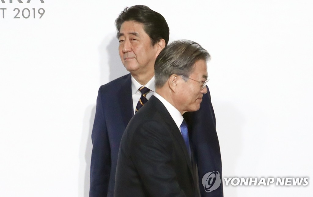 2019년 6월 28일 문재인 대통령이 일본 오사카에서 열린 G20 정상회의 공식환영식에서 의장국인 아베 신조 일본 총리와 악수한 뒤 이동하고 있다. [연합뉴스 자료사진]