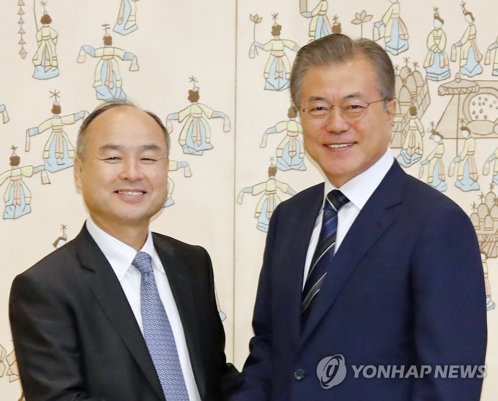 나란히 선 문 대통령과 손정의 회장