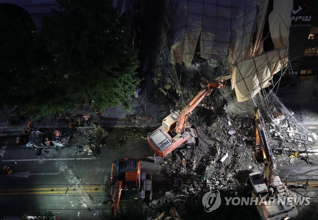 도심 붕괴 현장 야간 구조작업