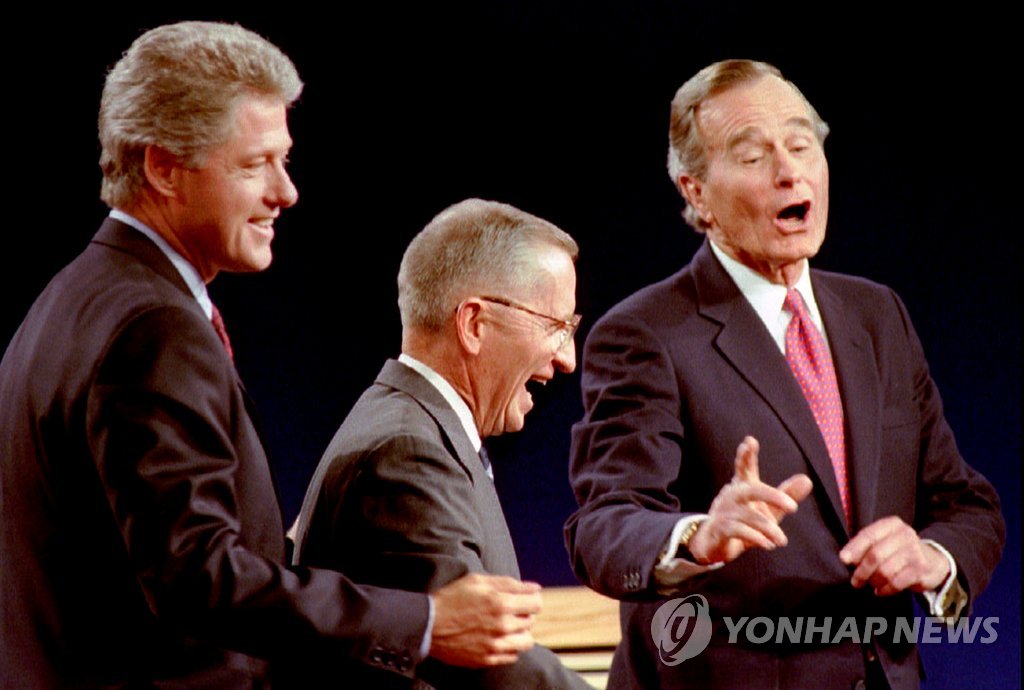 1992년 미국 대선 토론회. 왼쪽부터 빌 클린턴 당시 민주당 후보, 무소속 로스 페로 후보, 공화당 조지 H.W. 부시 대통령 [로이터=연합뉴스]