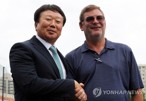 뉴욕양키즈 스카우트 총괄과 기자회견 하는 선동열 전 감독