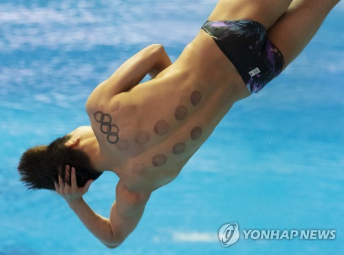 멋진 다이빙 연기 펼치는 우하람