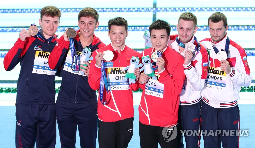 Chinese duo takes gold in synchronized 10m platform Chinese duo takes gold in synchronized 10m platform