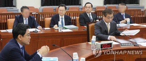 자료 정리하는 서훈 국가정보원장