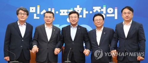손잡은 여야 5당 사무총장들