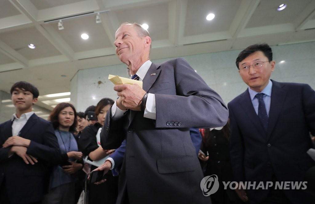 외교부 청사 나서는 스틸웰