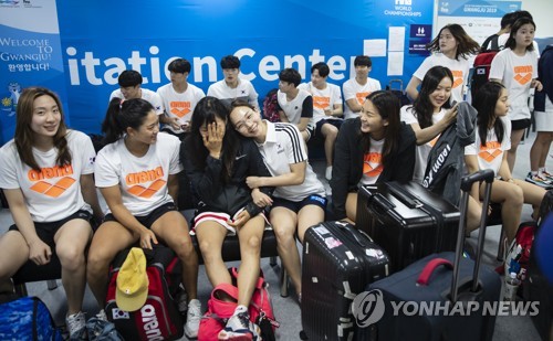 Members of the South Korean national swimming team wait for their accreditations at the athletes' village for the FINA World Championships in Gwangju, 330 kilometers south of Seoul, on July 17, 2019. (Yonhap)