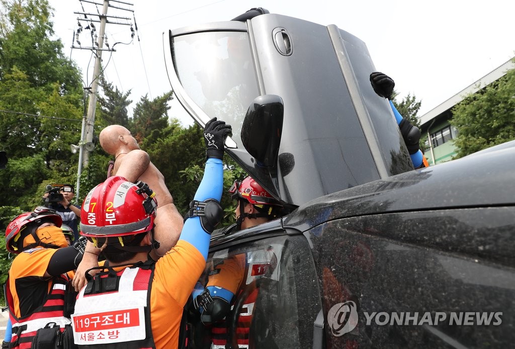 '전복된 차에서 사람을 구조하라!'
