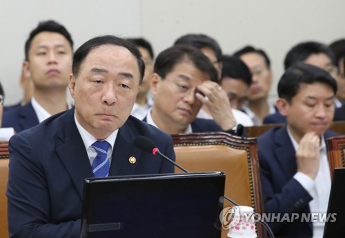 의원 질의 듣는 홍남기 경제부총리